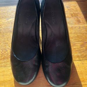Aerosoles black leather wedges! size 7.5